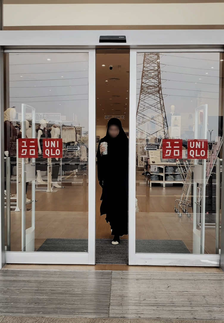 Selalu sukaa sama outfit simple gini, apalagi warna hitam😆🖤 #OOTD #outfit #ootdhijab #outfitideas #muslimtiktok #muslimah #allahummabarik #modestfashion 