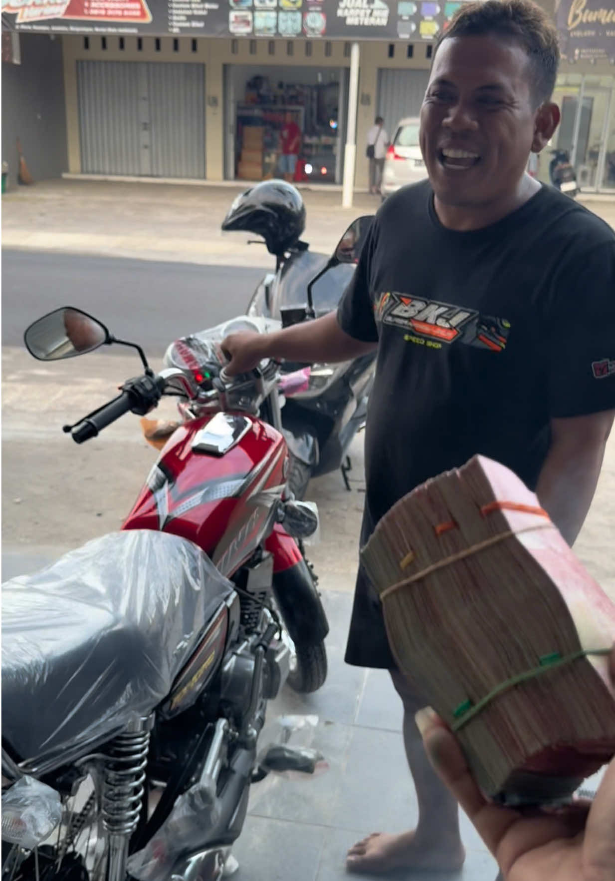 Segepok aja masih kurang bosku . Lebih lanjut bisa langsung WA 0877.3854.3875 atau klik saja https://linktr.ee/BKJ.order #rxking  #storyrxking #rxkingindonesia #rxkingmodifikasi #rx #rxkingnusantara #yamaha #2stroke #2tak #rxkingclub #rxkingbandung #rxkingjogja #yamaharxking #rxkingjogjastyle #indonesia #rxkingmedan #rxkingjakarta #rxkingindependent #yrki #2takindonesia #f #yamaharxkingindonesia #rxkingmedan #rxspesial #rxkingviral #rxkingkalimantan #rxkingkalimantan #rxkinglampung #rxkingroadrace #bursakarbujogja 