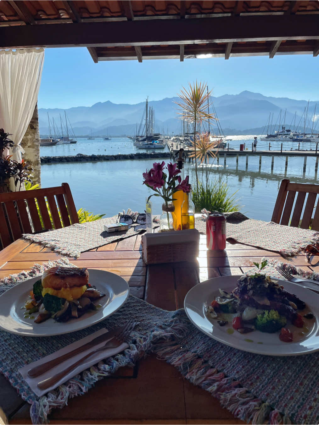 Quer uma experiência diferente em Paraty? O Armazém Mar é um restaurante à beira da marina, com vista pros barcos e pras montanhas No comando está o Chef Fabricio, que prepara tudo com técnica e alma. Destaque pro polvo e pro robalo grelhado, acompanhados de legumes no ponto. ✨ Dá pra chegar de carro (tem estacionamento conveniado) ou de táxi boat (R$25 por trecho, até 10 pessoas) saindo do Cais de Turismo. Só agendar antes pelo WhatsApp. 🗓️ Abre de terça a domingo 📍 Marina do Farol – Paraty/RJ 📞 (24) 99974-2734 #armazemmar #paraty #paratyrj #visiteparaty #roteirodeviagem #dicasdeviagem #turismo #ondecomeremparaty #turismogastronomico #dicasdeparaty #roteiroparaty #restaurantecomvista #dicaderestaurante #fy #fyp 