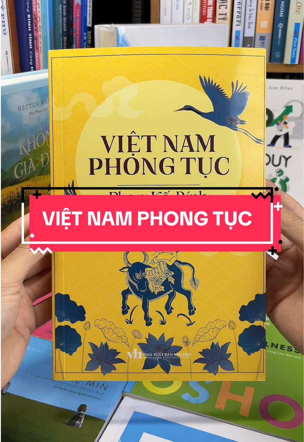 Việt Nam Phong Tục – Giải mã nếp sống người Việt xưa để hiểu mình hôm nay! Bạn có từng thắc mắc: Vì sao người Việt kiêng quét nhà ngày Tết? Vì sao cưới hỏi phải đủ “trầu, cau, rượu, nến”? Và đâu là ý nghĩa sâu xa của các lễ nghi truyền thống? “Việt Nam Phong Tục” của cụ Phan Kế Bính là tác phẩm kinh điển giúp bạn khám phá bản sắc văn hóa dân tộc, từ ăn mặc, cưới xin, tang lễ đến tín ngưỡng, tập quán sinh hoạt và đời sống tinh thần của người Việt thời xưa. Đây không chỉ là cuốn sách để đọc – mà là tấm gương soi lại cội nguồn, giúp bạn hiểu vì sao ta cư xử như hôm nay, và giữ gìn giá trị truyền thống trong thời hiện đại. Một cuốn sách không thể thiếu cho người yêu văn hóa Việt. Đặt mua ngay để khám phá chiều sâu của “cái hồn dân tộc”!#tiemsachbinhyen #sach #sachhay #BookTok #reading #vietnamphongtuc 