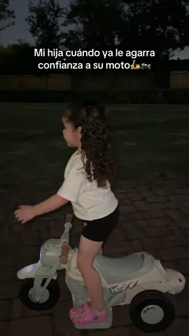 Aún no tienes el regalo perfecto para tus bebés?? Es una moto que también hecha burbujas, tiene música incluida y es liviana en velocidad #electricbike #electricscooter #tricycle #bikeelectric #motokids