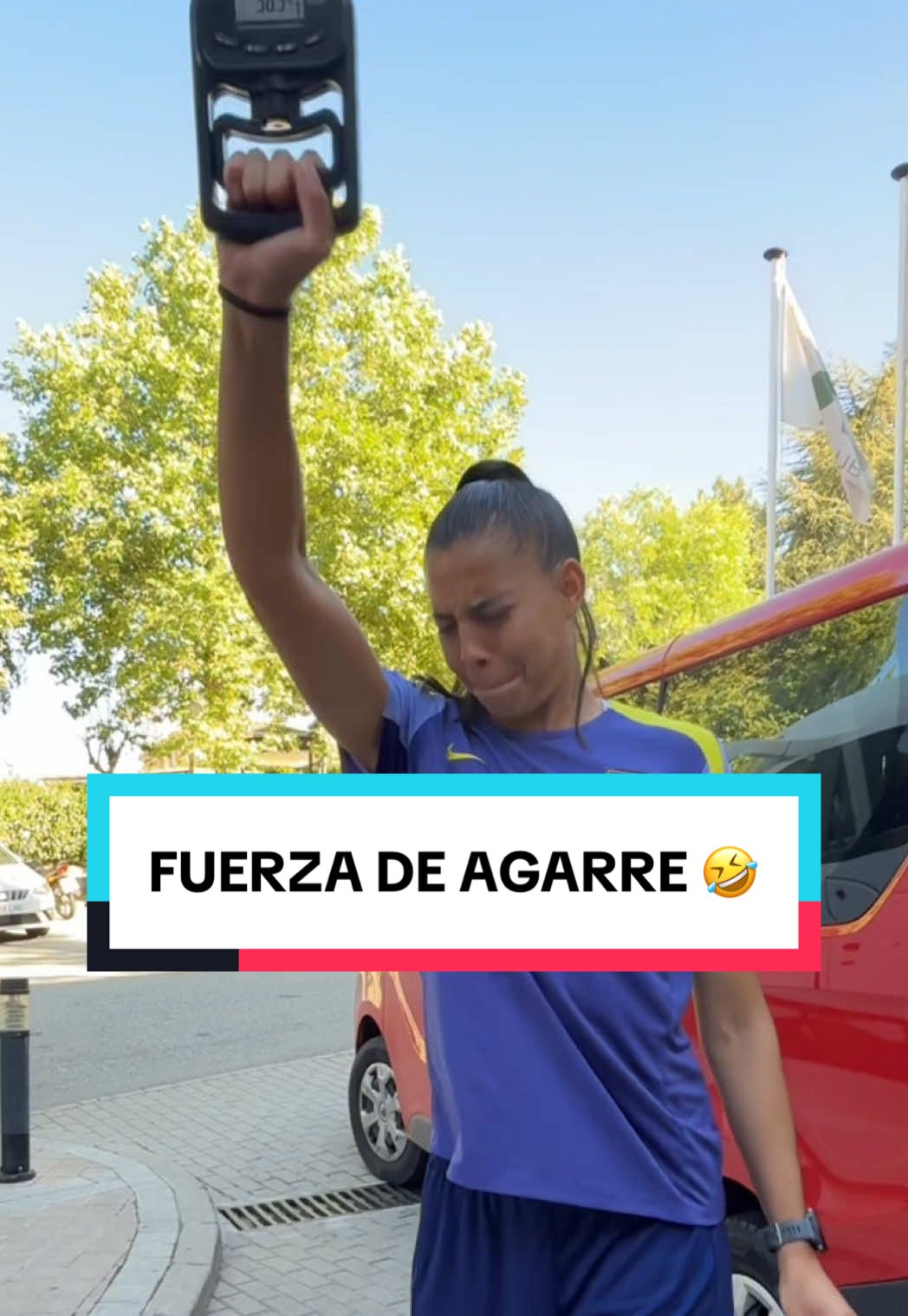 Midiendo la fuerza de agarre de las nuestras 🤣📋 #atletifemenino #humor #fuerzadeagarre #trend #atleticodemadrid 