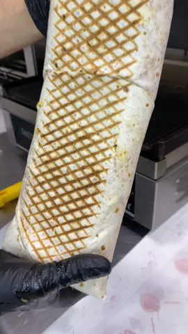 🔥 Bien grillé, bien garni… reste plus qu’à choisir la taille ! 👉 Tu préfères M, L, XL ou XXL? Dis-nous en commentaire 💬 📍 O’Tacos Paris Pigalle — à deux pas du Moulin Rouge ! #OtacosPigalle #TacosTime #FoodParis #PigalleSpot #TeamTacos #TailleXL #tacosXXL  