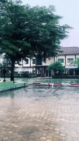 smansa pas hujan 🌧️💙 #smansagibes #smansa #gibes #fyppppppppppppppppppppppp #fypシ #berandatiktok #fypシ #hujan #kangenbestei 