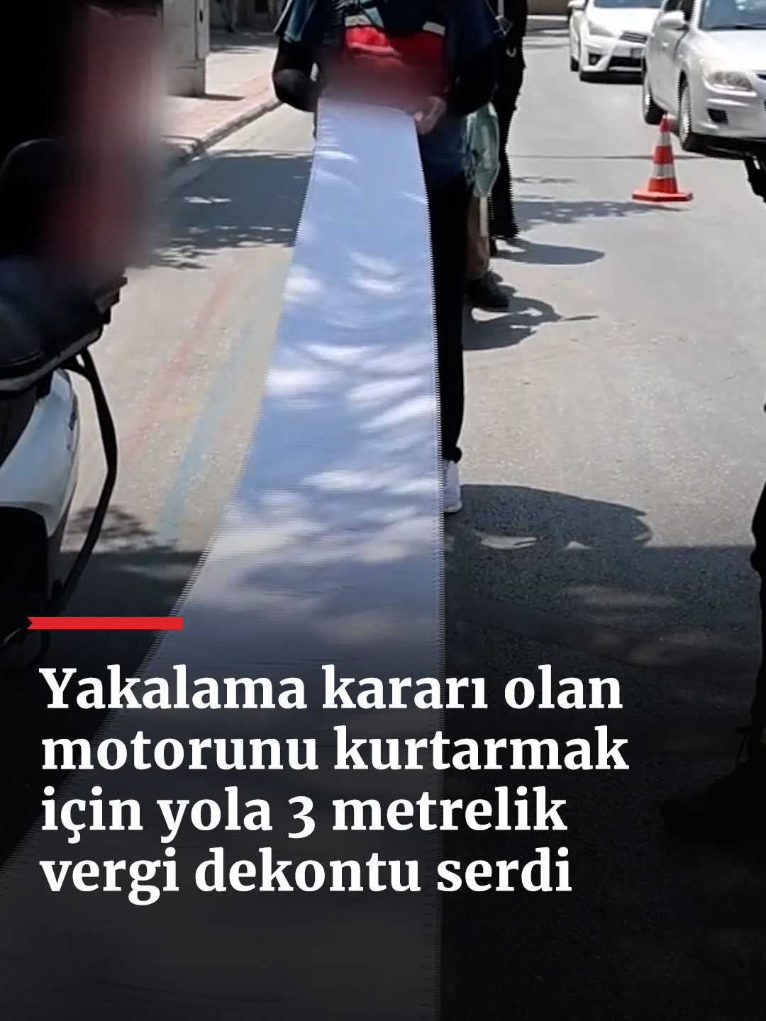 Yakalama kararı olan motosikletini polisten kurtarmak için yola yaklaşık 3 metrelik dekont serdi, ancak motosikleti bağlanmaktan kurtaramadı. Vergi dairesine yaptığı ödemelere ait uzunluğu yaklaşık 3 metreyi bulan dekontları yola seren sürücü, 