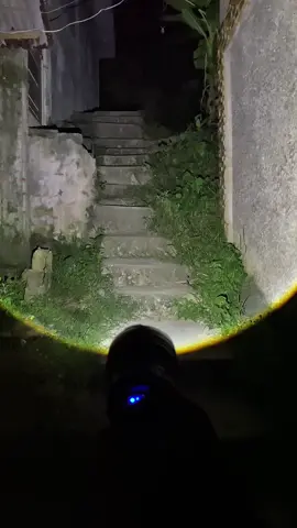 Super liwanag na flashlight. Bumili ako ng flashlight kasi madalas yung brownout samin. And kita nyo naman, ang liwanag! Will discuss the full features in the next vid, including its feature as a powerbank. 😃 #fyp #foryoupage #flashlight #brownout