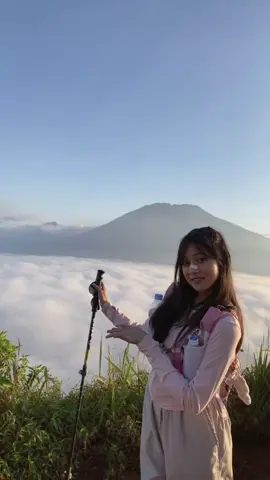 i’ll take u to the sky…. 🌥️⛰️ #gunungandongviapendem #mountainview #pendakifomo #pinkaesthetic #lautanawan #foryoupage #fyp 