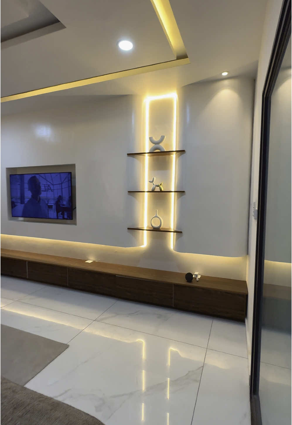 “Un salon élégant et chaleureux ✨… Un grand meuble télé qui structure l’espace avec style et un canapé d’angle ultra confortable pour des moments de détente absolue. L’équilibre parfait entre design et confort 😍 #DecoDeOuff”@Olga Viviane Augou #DesignIntérieur #InspirationMaison #TikTokDeco #DecoDeOuff #cotedivoire🇨🇮 @Decodeoufofficiel1 