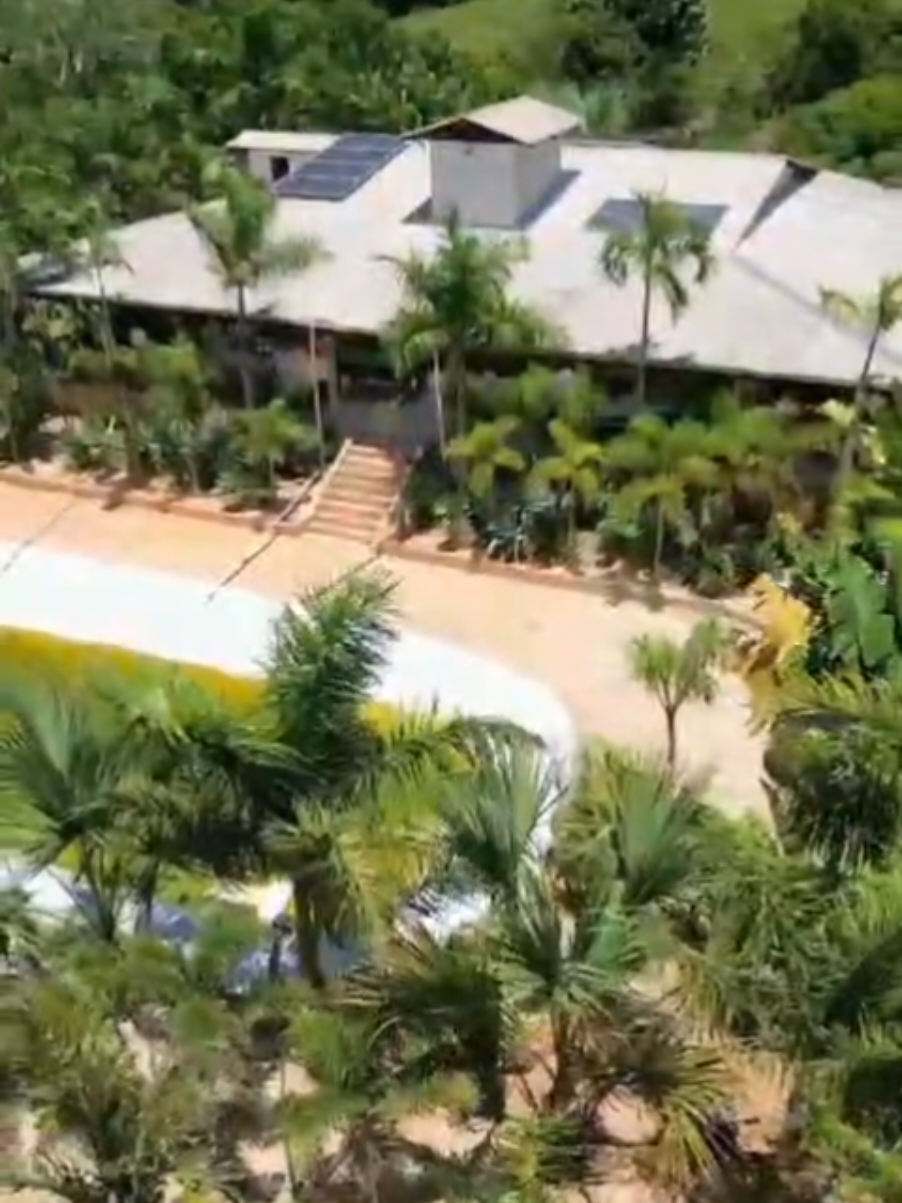 🌿 Sítio dos sonhos à venda em Engenheiro Coelho – SP 💰 R$ 1.400.000,00 Um verdadeiro paraíso cercado pela natureza e com todo o conforto que você e sua família merecem! 🏡 Casa com: ✔️ 3 dormitórios (sendo 1 suíte) ✔️ Sala e cozinha amplas ✔️ 2 banheiros ✔️ Quarto de ferramentas ✔️ 6 vagas cobertas ✨ Lazer e natureza: ✔️ Quintal com grama esmeralda ✔️ Palmeiras de pequeno, médio e grande porte – são mais de 25 espécies diferentes! ✔️ Plantas ornamentais, aves e espaço para criação de animais ✔️ Lareira para curtir os dias mais frios com charme e aconchego 📍 Localização privilegiada: Próximo de supermercado, padaria, escola e farmácia. 💳 Aceita financiamento, carta de crédito e FGTS 📲 Ficou interessado? Fale com nossa equipe e agende uma visita. Esse pode ser o seu novo lar no campo! 🌾 #sitioavenda  #engenheirocoelho  #imovelrural  #naturezaemcasa  #julianoazevedoimoveis  #vidanocampo  #chacaradossonhos  #sitioemsp  #imovelavenda 
