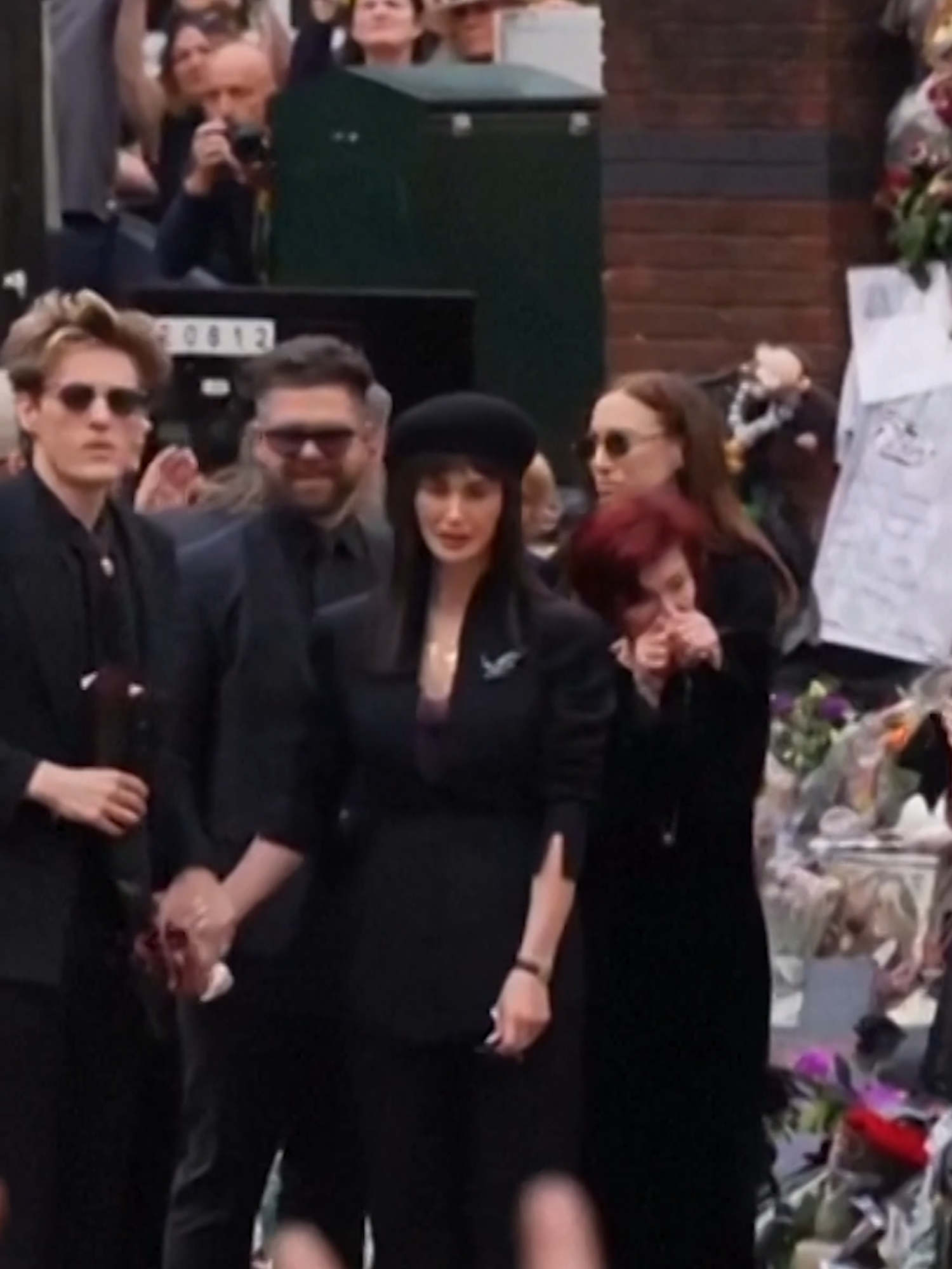 Sharon Osbourne y su familia saludan a la multitud en el cortejo fúnebre de Ozzy Obsbourne. #Latinus #InformaciónParaTi