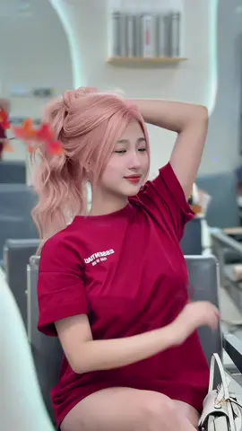 🍃 Cho em order màu nhiều hồng ít sữa 🤭  🍃 Ngầu thế này ngại gì mà không thử tẩy tóc một lần nhỉ😎🤩 #NhậtLâmHairSalon #nhuộmtóc #tẩytóc #pink #blonde #viralreels #virals 