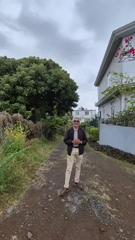 À VENDRE 🏡  Terrain résidentiel à Avenue tranquille, Vacoas de 115 toises 🌳  Prix : Rs 2.9 M à débattre 💬  Pour plus d'infos, contactez M. Keena Turkey au 5728-8252 (Emtel/Whatsapp) ou au 5763-8522 (Orange). 📞 #eljake #fyp #agenceimmobilière #realestate #maison #house #terrain #land #mauritius #ilemaurice