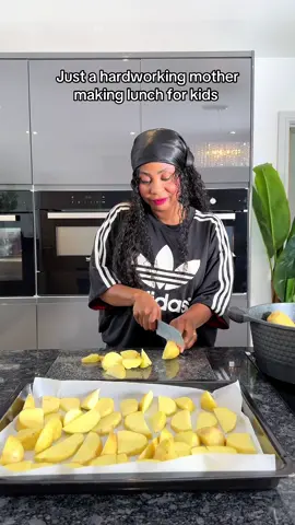 #oven #potatoes #chicken #chickenbreast #mom #hardworking #viral #fyp #kitchen #cook #cooking 