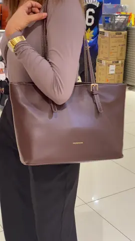 Literally the most classy and minimalist bag from Mossdom I’ll always recommend 🫶🏻🤎 #mossdoom #bag #collegebag #schoolbag #workbag #officebag #bagrecommendation #creatorsearchinsights 
