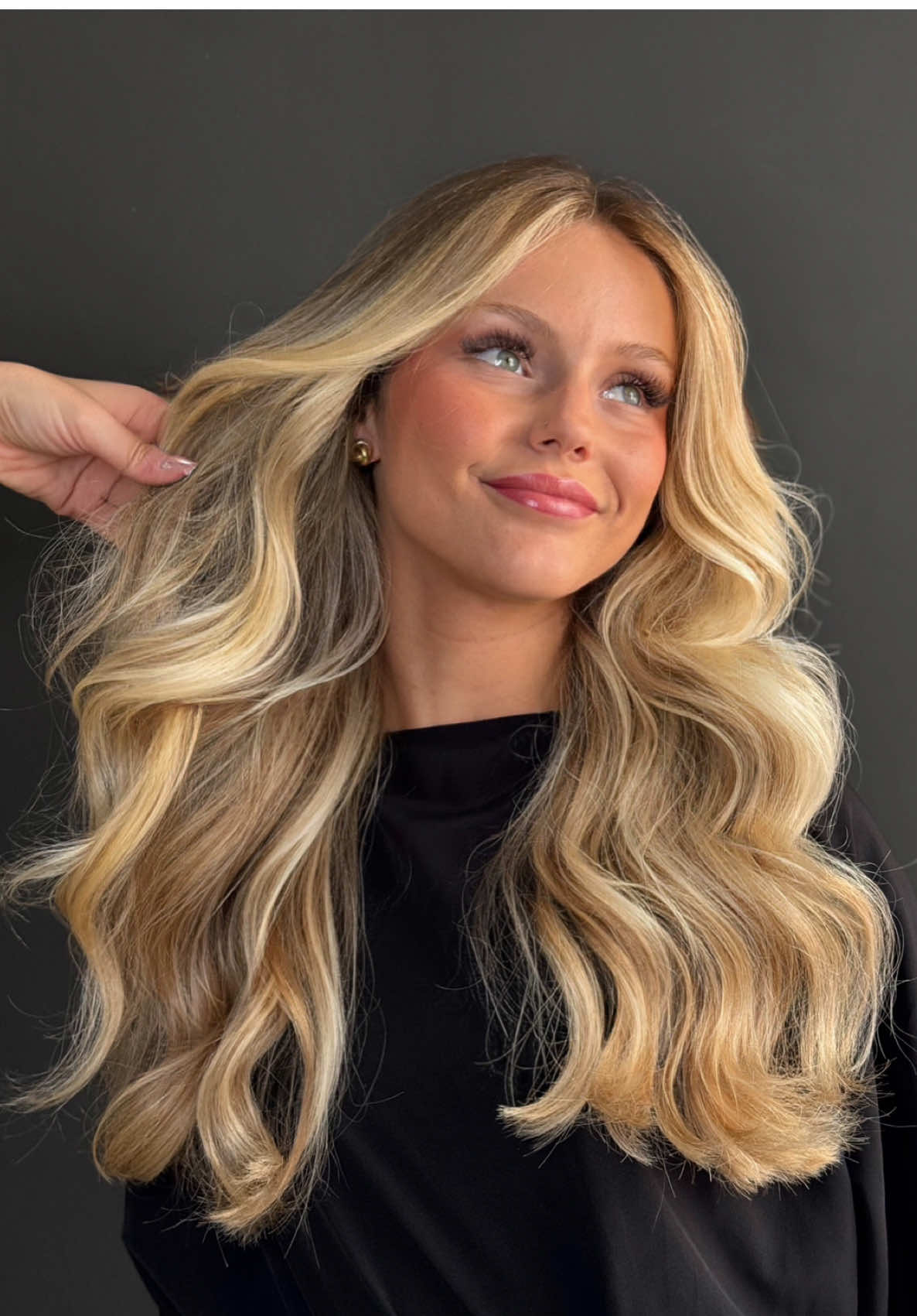 No hay mejor sensación que la de lucir pelazo ✨♥️ y con un balayage rubio como este nunca se puede fallar ‼️ Ya sabes, si quieres lucir una melena rubia espectacular esta es tu señal 💁🏼‍♀️ #balayage #mechasbalayage #mechas #cambiodelook #hairtransformation #blondehair #blondebalayage #pelorubio #rubiosperfectos #loiro #peluqueriabarcelona #peluqueriasabadell #cabelloluminoso #modernbalayage #pelosano 
