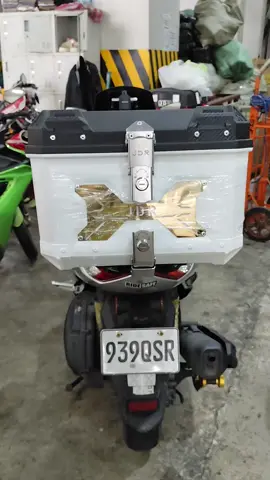 Installing JDR Top Box Hard Plastic Double Lock 45L. Click the yellow basket to order. #fyp #topboxformotorcycle #topbox 