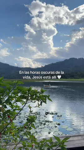 Jesús está allí 🤍 #cristiana #Jesus #viral #lyrics #nashorasescurasdaminhavida #nashorasescurasjesustala #letra #musicacristiana #parati #fyp 