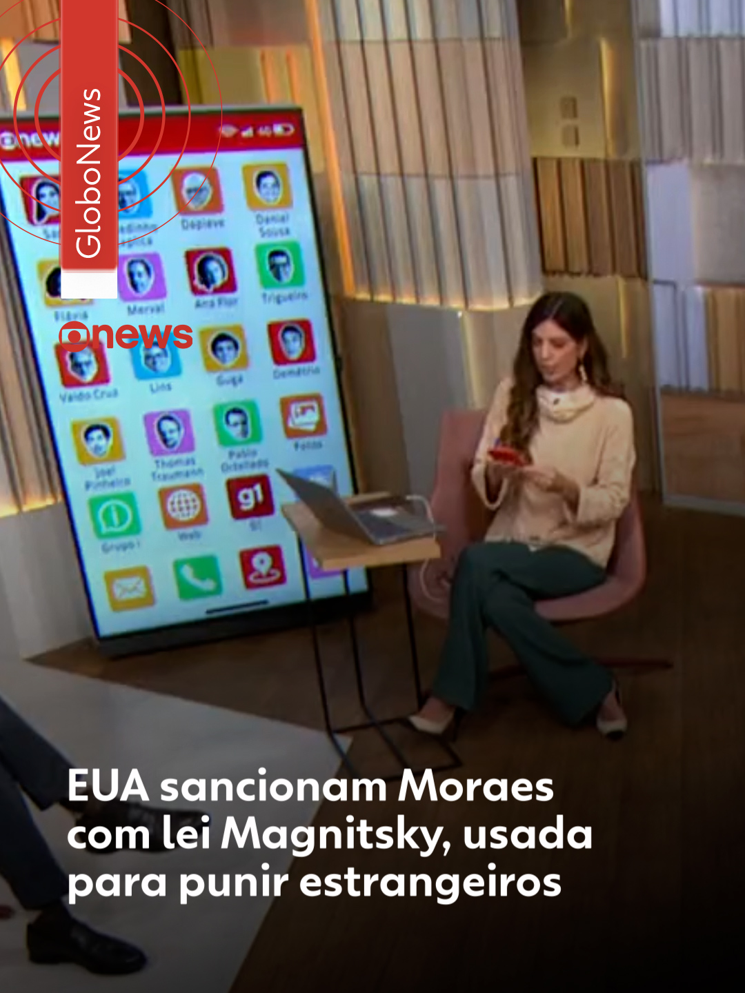 Sanção contra Moraes - Os governo dos Estados Unidos sancionou nesta quarta-feira o ministro do STF Alexandre de Moraes com a lei Magnitsky, utilizada para punir estrangeiros. A decisão foi publicada pelo Escritório de Controle de Ativos Estrangeiros do Tesouro norte-americano. A Lei Magnitsky permite que os Estados Unidos imponham sanções a cidadãos estrangeiros. O objetivo é punir pessoas acusadas de violações graves de direitos humanos ou de corrupção em larga escala. ➡️ A legislação foi criada em homenagem ao advogado russo Sergei Magnitsky, que morreu na prisão após denunciar um esquema de desvio de dinheiro por membros do governo da Rússia. ➡️ O texto foi aprovado pelo Congresso americano e sancionado pelo então presidente Barack Obama em 2012. ➡️ Inicialmente, a proposta visava punir oligarcas e autoridades russas envolvidas na morte do advogado. ➡️ Em 2016, houve o entendimento de que a lei poderia ser usada também em outros casos de corrupção, vínculos com o crime organizado e violações mais amplas de direitos humanos. ➡️ No mesmo ano, a legislação foi ampliada e passou a ser considerada de alcance global. ➡️ Desde então, dezenas de pessoas já foram alvo de sanções com base na Lei Magnitsky. Veja mais clicando em 'leia o artigo' #g1 #g1política #alexandredemoraes #estadosunidos #leiMagnitsky #tiktoknotícias
