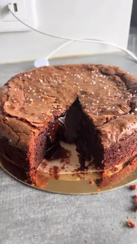 Recette du gâteau « Suzy » de mag en cuisine  Ingrédients  250 g de chocolat noir 200 g de sucre 250 g de margarine (ou 200 g d’huile) 4 œufs 70 g de farine Faire fondre le chocolat avec la margarine .  Dans un saladier, battre les œufs avec le sucre jusqu’à ce que le mélange soit bien mousseux. Ajouter le chocolat fondu, bien mélanger. Incorporer la farine tamisée . Verser dans un moule à charnières et enfourner à 180°C pendant environ 25 minutes. Le cœur doit rester fondant, presque coulant c’est tremblotant au milieu c’est normal .  Ajoute une pincée de fleur de sel sur le gâteau .  Laisse refroidir avant de démouler . Voilà voilà mag en cuisine ❤️😘 #fyp #fondant #gateau #chocolat #recettefacile 