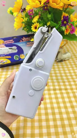 Máquina de costura portátil, ideal pra reparos rapidos e ajustes no dia a dia. Leve, compacta e facil de usar. #maquinadecostura#costurar#facavocemesmo#TikTokShopBacktoSchool