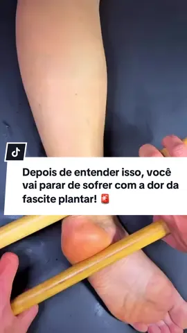 Dor no calcanhar ao acordar ou depois de muito tempo em pé? Pode ser fascite plantar. Essa inflamação na fáscia que sustenta o arco do pé é mais comum do que parece — especialmente em quem passa o dia de pé, usa calçados inadequados ou aumentou o ritmo de treinos. 💡 3 atitudes simples que aliviam a dor: 1️⃣ Antes de sair da cama, puxe os dedos para cima e massageie a sola. 2️⃣ Evite andar descalço. Use calçados com bom suporte para o arco. 3️⃣ Role uma bolinha ou garrafa congelada sob o pé por 5 a 10 minutos. Esses cuidados ajudam muito nos estágios iniciais. Mas se a dor não melhora, o ideal é buscar avaliação para tratar a causa e evitar limitações futuras. 👉 Salve, envie para quem sente dor no pé e siga @drbrenogomes para mais dicas práticas de ortopedia. #fasciteplantar #dornocalcanhar #ortopedia #pé #reabilitação #movimentosemdor #saúdedospés #drbrenogomes