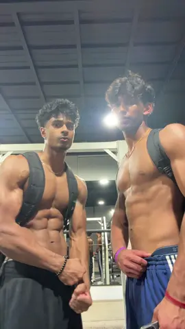 Lighting was too good @Aldenn  #gymmotivation #brown