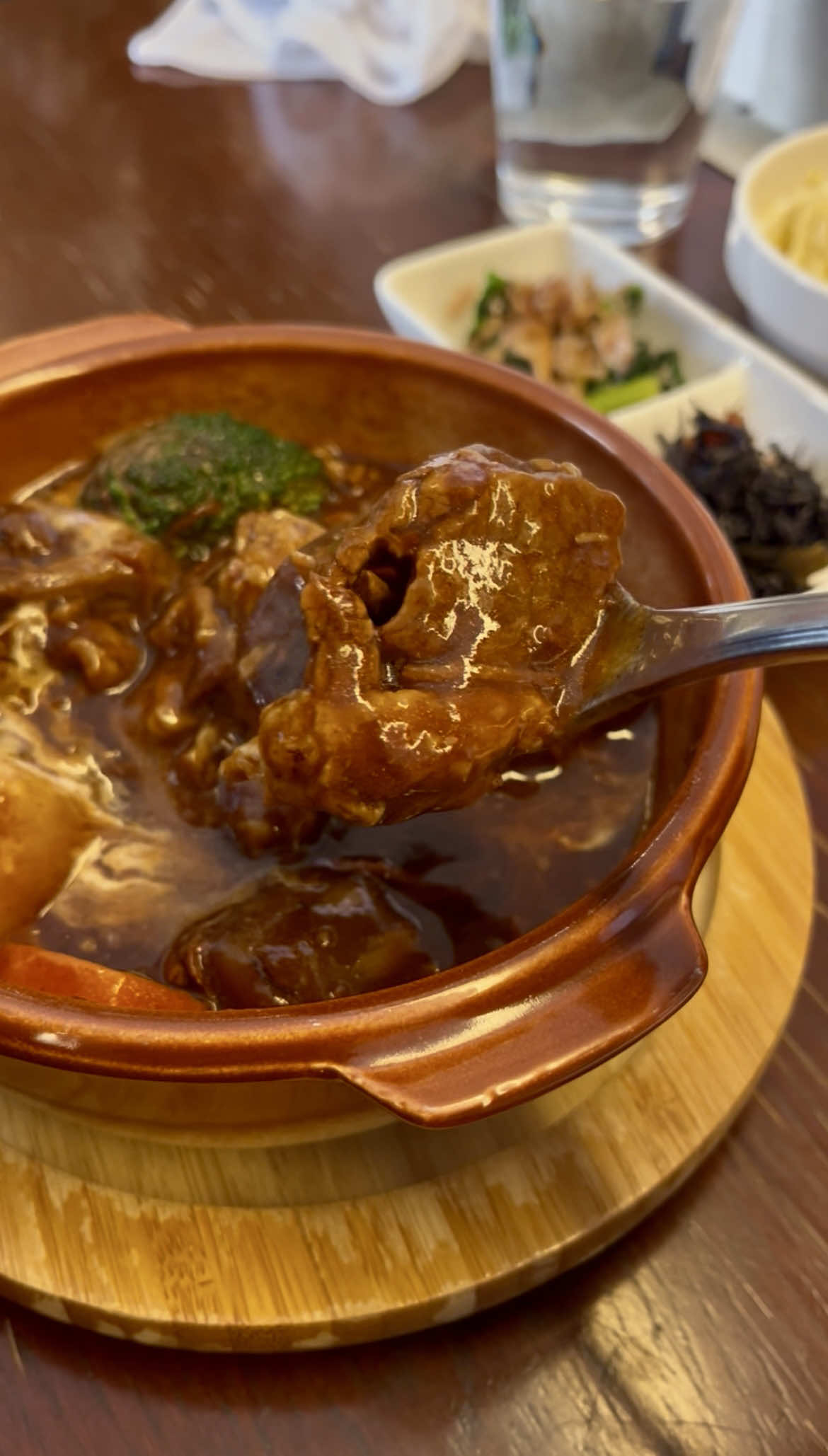 Cat lovers and foodies rejoice! While in Aomori, Japan, you absolutely have to check out Cafe Cat's Nest. This small, charming eatery serves up comforting home-style Japanese dishes alongside its two furry mascots and a treasure trove of cat decor. 📍 Cafe Cat's nest 2 Chome-7-8 Nagashima, Aomori, 030-0861, Japan #japan #aomori #Foodie 