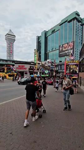 A day at #niagara #niagarafalls #canada #niagarafallscanada #cliftonhill #skywheel 🥰❤️👨‍👩‍👧