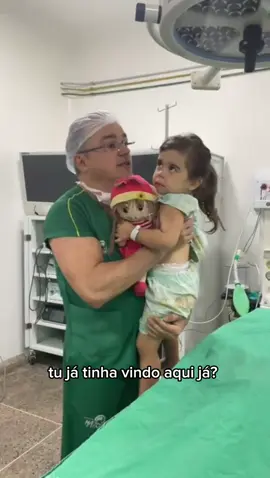 Theodora ( e Lulu) deram um show de coragem durante a indução anestésica com Tio Plut! #drplutarco #tioplut #cirurgiapediatrica 
