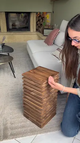 🛠️ DIY : Table d’appoint On a trouvé l’inspi sur Pinterest 🫶🏼 C’est un projet hyper simple et accessible à tous 💪 On vous propose notre croquis si besoin tu as juste a le demander en commentaire.   👉 Budget total : ~40 € 🪵 Matériel utilisé : -2 planches de pin (20 × 200 cm et 25 × 200 cm) - Clous - Colle à bois - Brou de noix - Huile de protection 🧰 Étapes  Couper 14 carrés de 25 × 25 cm et 13 carrés de 20 × 20 cm Les poncer légèrement Empiler en alternant : un carré de 25 cm, puis un de 20 cm, etc. Coller et clouer chaque couche au fur et à mesure Appliquer le brou de noix pour teinter Finir avec une huile de protection pour un rendu durable #easyDIY #sidetable #DIY #wood #table #fournituredesign #homedecor #interiordecor 