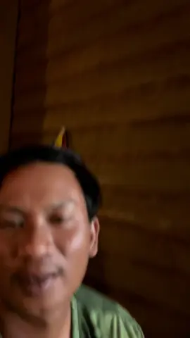 Mari bersama merangkul pria lelah