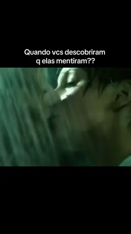 Nos anos 2000, a dupla russa t.A.T.u, formada por Lena Katina e Julia Volkova, estourou no mundo com o hit All the Things She Said. O clipe causou polêmica e virou febre, mostrando as duas garotas se beijando sob a chuva, enquanto usavam uniformes escolares — algo ousado para a época. A imagem das duas como um casal lésbico foi usada fortemente no marketing da dupla, e muita gente acreditava que elas realmente tinham um relacionamento. Isso acabou gerando identificação com o público LGBTQ+, que se sentiu representado em uma era em que essa visibilidade ainda era rara no pop. Porém, anos depois, foi revelado que tudo não passava de uma estratégia de marketing, e que elas nunca foram um casal de verdade. A revelação gerou críticas e uma sensação de traição para muitos fãs. Mesmo assim, t.A.T.u marcou uma geração com seu visual provocador, suas músicas melancólicas e dançantes, e com um debate que permanece atual: até que ponto vale usar causas reais para vender imagem e ganhar atenção?  #foryou #fyp #vaiprofy #fyppp #anos2000 #vaiprafy #fyppage #fofoca #tatu ✨✨