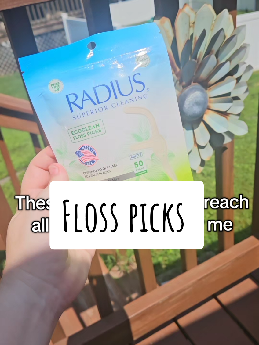 These floss picks work great. They reach all the crevices and and get everything out from between all my teeth. #flosspicks #floss 