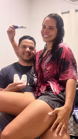 Nosso amor tomou forma, virou vida!  Virou planos, oração atendida, fé fortalecida. Um pedacinho de nós está crescendo aqui dentro e já é o maior amor que poderíamos sentir. Obrigada, Senhor, pela família que estamos construindo. Começamos um dos capítulos mais bonito da nossa história. 🤰🏻👶🏻❤️ #gravidez #nenem #familia #amor #completos #transbordou #amomuito #vida