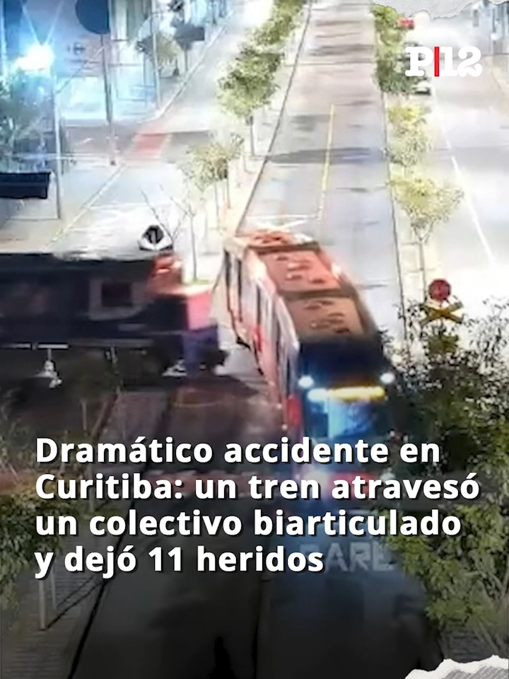 Dramático accidente en Curitiba: un tren atravesó un colectivo biarticulado y dejó 11 heridos. #curitiba #brasil #colectivo #viralvideos #tren