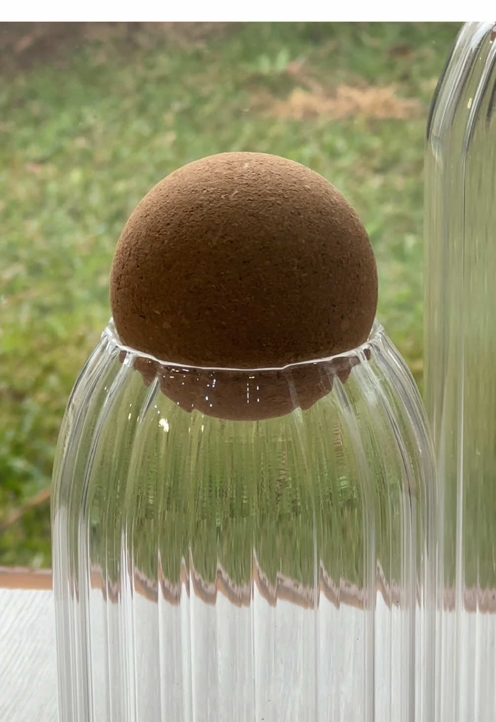 ¡VOLVIERON LOS MÁS BUSCADOS!✨ Nuestras botellas de vidrio rayadas con tapa de corcho ya están de vuelta y vienen en 3 tamaños para que elijas la que va con tu cocina (o las tres 😏). Minimalistas, prácticas y con ese diseño que no pasa desapercibido. Perfectas para jugos, agua saborizada o simplemente para decorar. 🛒 Ya disponibles en la tienda 💸 25% OFF en efectivo o transferencia 💳 3 y 6 CUOTAS SIN INTERÉS #BotellasConOnda #BarúHome #DecoDeCocina #DetallesQueEnamoran #BazarConEstilo                