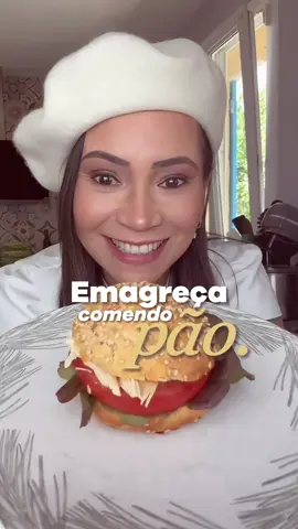 🍔✨ PÃO DE HAMBÚRGUER LOWCARB, SEM GLÚTEN E DELICIOSO COM APENAS 4 INGREDIENTES! Sim, você leu certo! Um pão fofinho, proteico, fácil e rápido de fazer – perfeito pra quem ama sabor e saúde no mesmo prato! 😍 🔥 Você só vai precisar de: 🥣 1 xícara de iogurte grego ou skyr (bem concentrado!) 🌰 1 xícara de farinha de amêndoas 🧂 Sal a gosto ⚗️ 1/2 colher de sopa de fermento químico 👉 Para finalizar: 🥚 1 ovo batido para pincelar 🌱 Sementes de gergelim ou sésamo pra aquele toque tradicional 📽️ O modo de preparo tá no vídeo – é só misturar, modelar, pincelar e levar ao forno a 200º por 25 min! 💥 E se você ama esse tipo de receita, clique no link da minha bio e garanta meu livro digital com várias receitas de pães sem glúten, fofinhos e deliciosos por apenas R$27,97! 💬 Me conta aqui nos comentários o que achou dessa receita! 👀 E não esquece de me seguir pra mais receitas práticas e saudáveis! #pãosemglúten #lowcarbbrasil #receitafit #pãosemlactose #livrodereceitas #vidasaudavel #cozinhafit #hamburguerfit