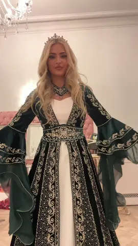 My second outfit for our engagement party - got this Kaftan from Fatih 🇹🇷  #engagementparty #muhteşemyüzyıl #hurremsultan #sultana #queen #sultane #magnificentcentury #kosemsultan #History #kaftan #afghan #hurremsultanmuhtesemyuzyil #hurremsultana #kaftanstyle #fatihsultanmehmet #hurremysuleiman 