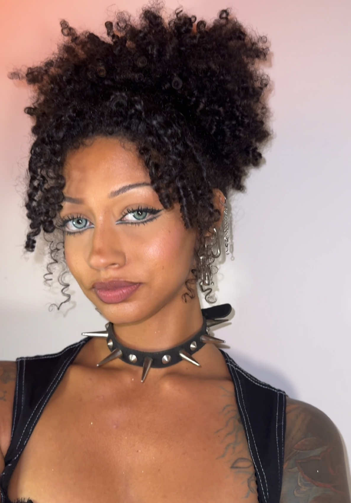 i thrifted this choker in Amsterdam #naturalhair #curly #hairstyles #coloredcontacts 