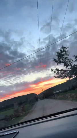Un coucher de soleil magique sur les routes d’Azrou… Calme, nature, et ce ciel qui parle au cœur 🌄🌲 #A#AzrouM#MarocN#NatureMarocaineC#CoucherDeSoleilR#RouteDeCampagneV#VoyageMarocP#PaysageMagiqueS#SunsetLoversV#VibesDuSoirMoroccoTrip