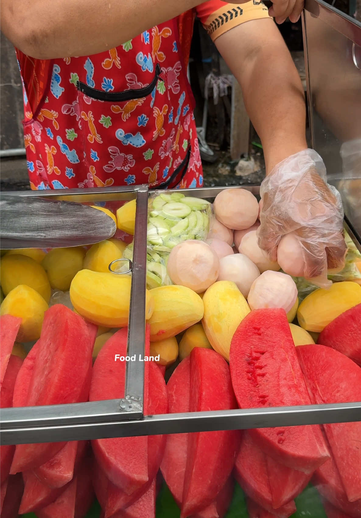 Peeling fruits looks so delicious. . Shop name: หนึ่งผลไม้สด | Thai fruit cart | 📍Location: Mahanark Market, Bangkok ,Thailand ⏰Open: Mon-Fri #asmr #foodland #fruit 