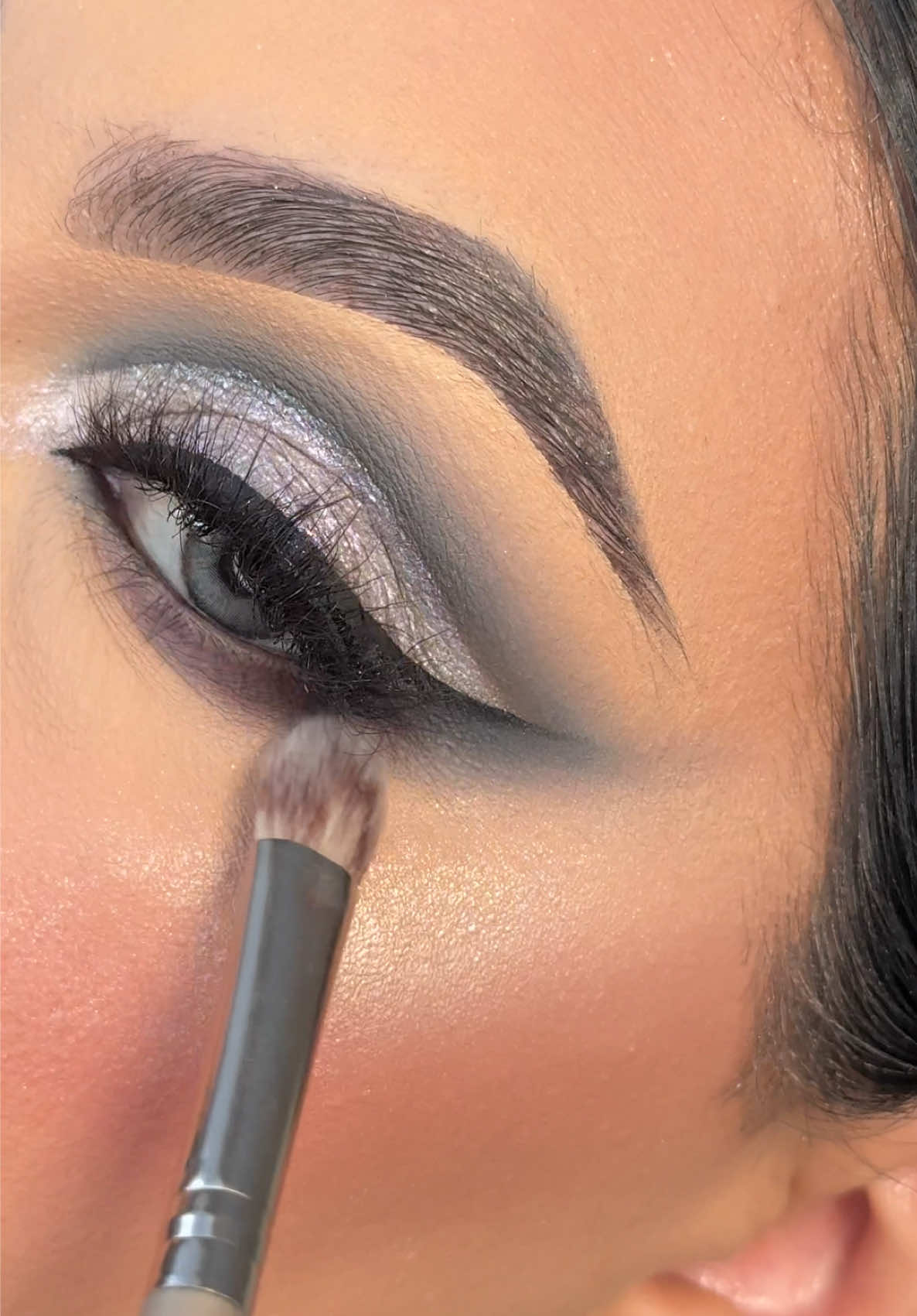 If this palette turned into an eye look 👁✨ Cyber Chrome  @Morphe Cosmetics  Mixing medium liquid by @INGLOT Cosmetics  Lashes @Lilly Lashes  Contact lenses (link in my bio) Eyeliner @KIKO Milano  #fullglam #creativemakeup #morphecosmetics #eyemakeuptutorial #eyeshadowtutorial #cutcreasetutorial #cutcreasemakeup 