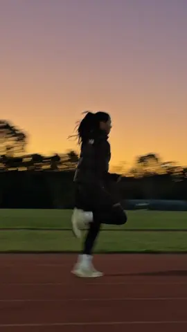 Oh how I love track 🤭 Outfit @Oner Active (DESI) - unified high waisted leggings  - Seamless go to fitted long sleeve  #trackathlete #sprinting #bobsleigh 