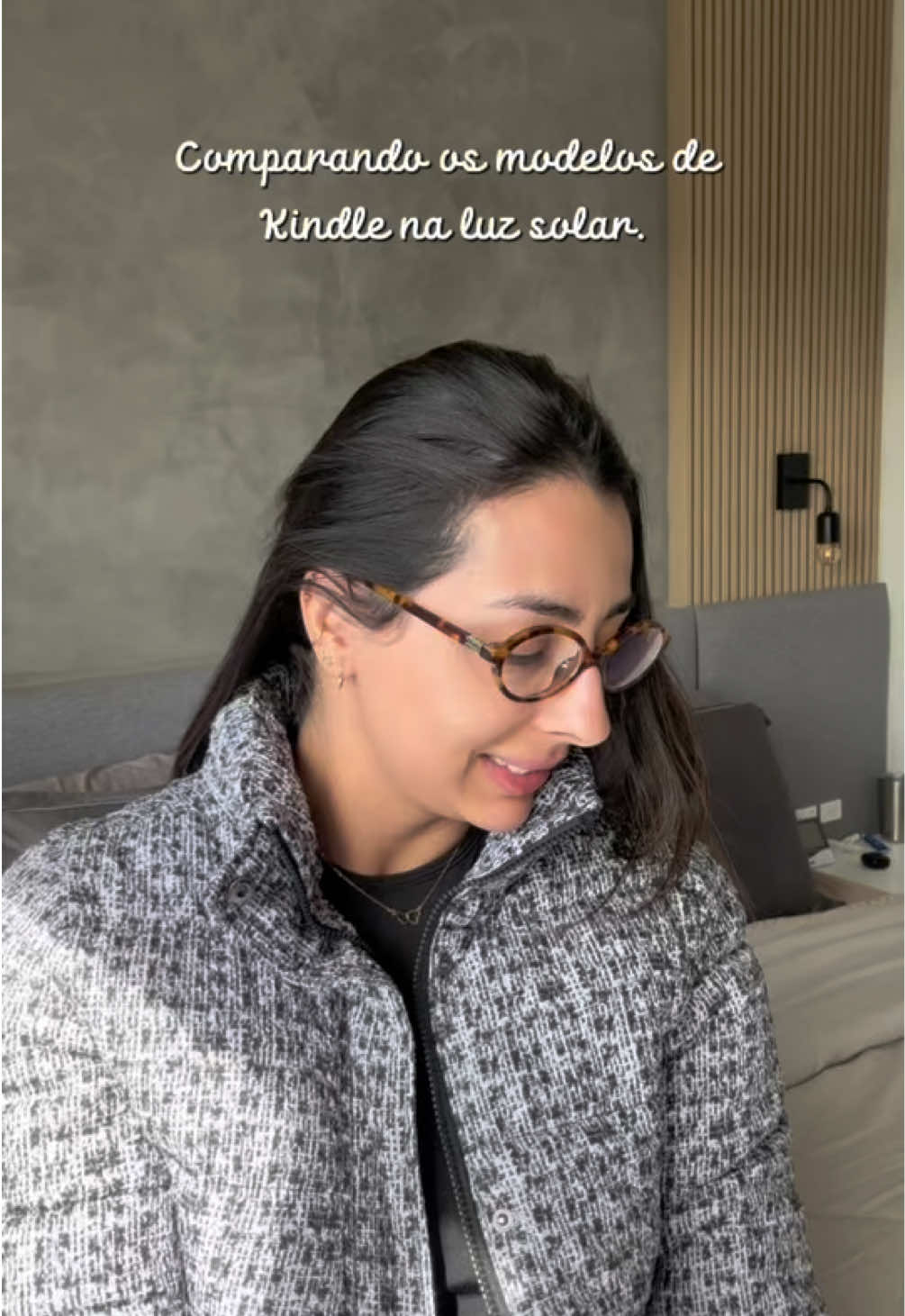 Monotemática por aqui… 🤭 quase não dá para perceber a diferença (ainda mais quando perde a qualidade do vídeo 🫩) mas é bem sútil. O que acharam? | #kindle #amazon #kindlecolorsoft #kindlecolorsoftbr #kindlegirlie #kindlecolorido #leitoresdotiktok #viraltiktok #books #BookTok #fyp #fy #foryou 