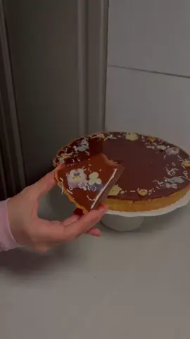 تارت التشوكلت 🍫🤎 للقاعدة :  ‏ 200g طحين  ‏ 100g زبدة باردة  ‏ 70g سكر بودرة   رشة ملح  ‏ 50g صفار بيض   لخليط التشوكلت :  ‏ 300g تشوكلت مكس بين الدارك والحليب  ‏ 450g كريمة  عود فانيلا من  @Arome   ملح  ‏ 55g بيض  ‏ 45g صفار ‏ 75g زبدة بحرارة الغرفه  بعد ماصبيتهم على الخليط دخلتها الفرن من فوق وتحت مروحه على حرارة 160   بردتها بالثلاجة ساعتين قاناش التشوكلت  ‏ 110g كريمة سخنتها على النار وصبيتها على 150g تشوكلت  #اكسبلورexplore #اكسبلور #اكسبلوررر #حلويات 