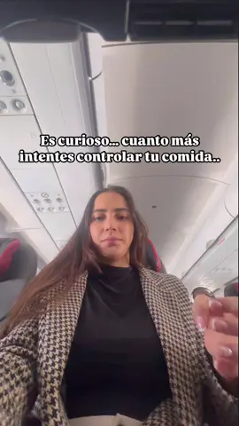 Esta frase no es solo un juego de palabras, es una realidad que muchas personas viven a diario. El ciclo de restricción y descontrol no es un signo de debilidad, es una respuesta natural del cuerpo cuando se ve amenazado. Cuando imponemos reglas rígidas sobre qué, cuánto y cuándo comer, perdemos la capacidad de conectar con nuestras verdaderas necesidades físicas y emocionales. La alimentación no debería vivirse desde el miedo o la culpa. Debería ser un espacio de conexión, escucha y cuidado. Desde la alimentación consciente e intuitiva, te acompaño a dejar atrás el control y comenzar a construir una relación más amable con la comida… y contigo.. . . . . . . . . #saludmental #fyppppppppppppppppppppppp #nutri #nutricionista 