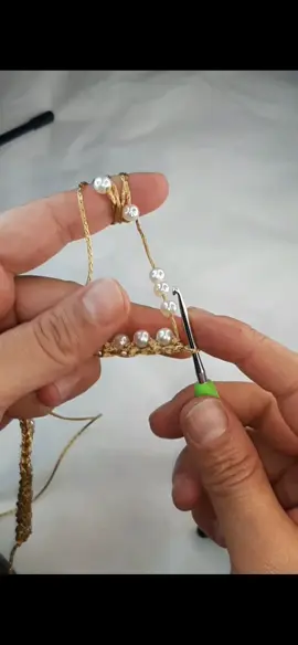 Tutorial de como fazer corrente com perolas. #croche #crochet #crochetersoftiktok #crochettutorial 
