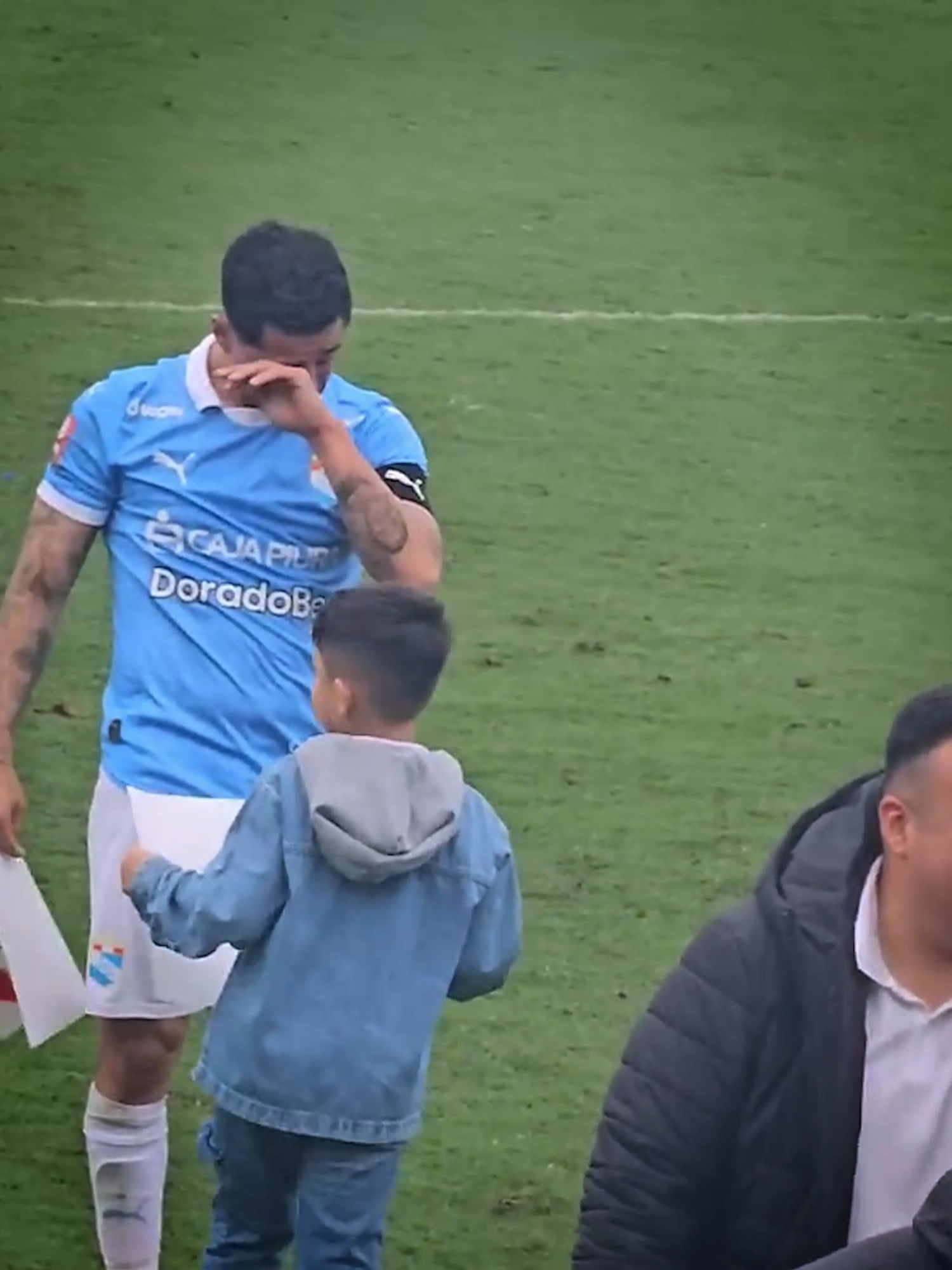 🥲 La emoción de Yoshimar Yotún al finalizar el encuentro que derivó en su vuelta a las canchas luego de 457 días. #yoshimaryotun  #sportingcristal #albto