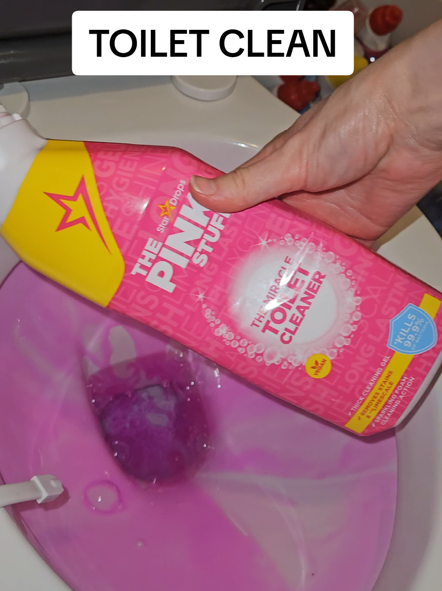 Finished my evening shift and finally got some storage on my phone back 😅 Let clean the toilet as it's too dirty for my liking tonight 🤣🤣 #cleaningtiktok #CleanTok #foryoupage❤️❤️ #fyp #cleanwithhails #toilet #toiletclean #pinkstuff #fabulosa #toiletcleaner #relaxing 