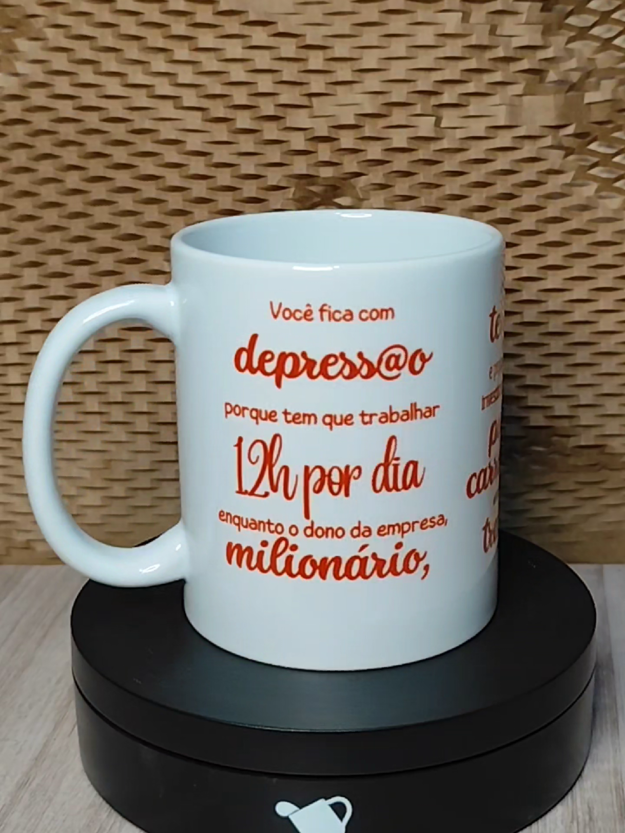 Essa sociedade patriarcal e burguesa te faz sofrer todos os dias? A gente sabe. E transformou esse surto coletivo em uma caneca. ☕🔥 💼💣 A Caneca Revolução Proletária é pra quem já acorda com ansiedade, café e crítica social embutida. Se você vive entre o débito automático e o deboche: essa é sua caneca. Salva, compartilha e marca quem precisa de uma dessas urgentemente. #MugMagi #caneca #canecas #MagiaEmCanecas #burnout #críticasocial #anticapitalismo 